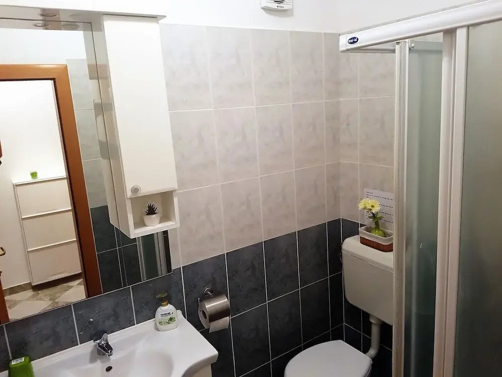Comfortable Apartment With Coverd Balcony and Sea View, Near the Beach