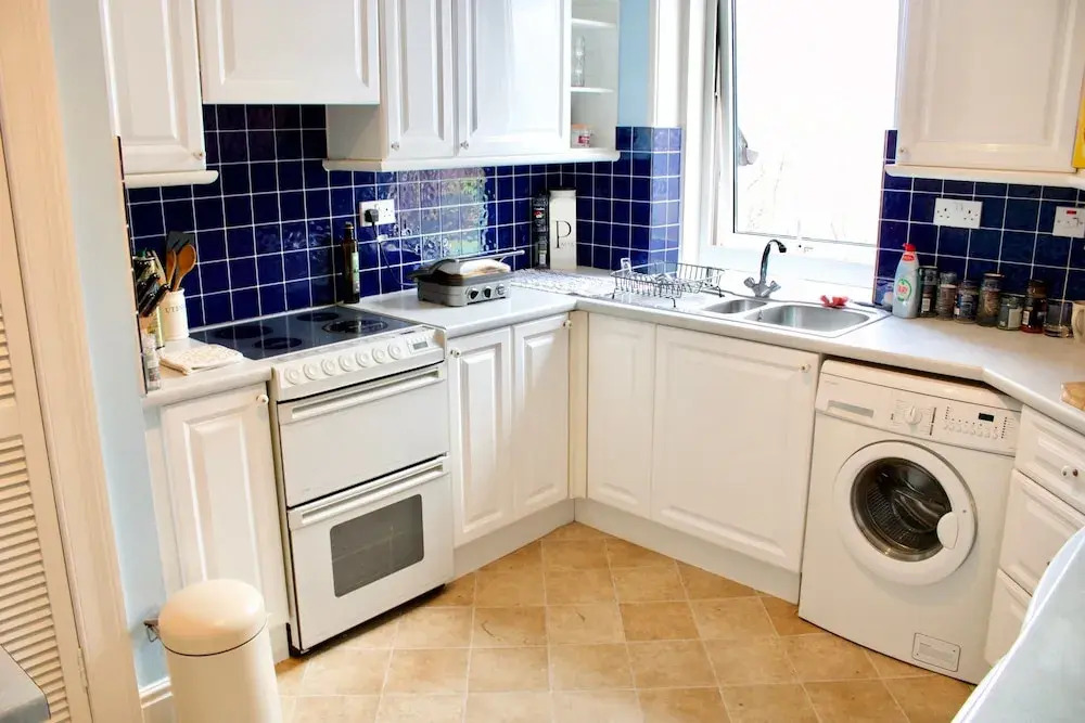 2 Bedroom Flat With Parking In Edinburgh