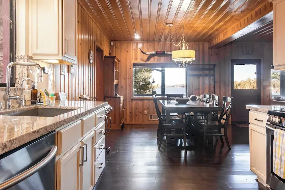 Shoreline Lakehouse by Avantstay Majestic Lakefront Cabin w/ Hot Tub & Fire Pit!