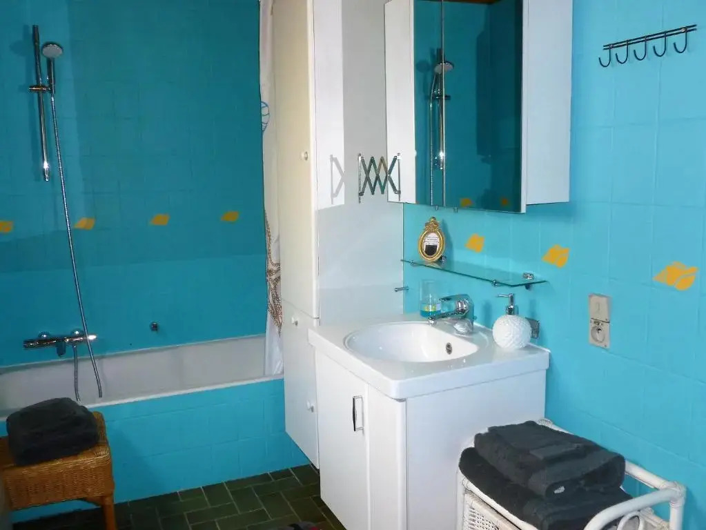 Close to centre, 3 rooms, 2 bathr & wc, free parking & wifi, spacious living area & kitchen