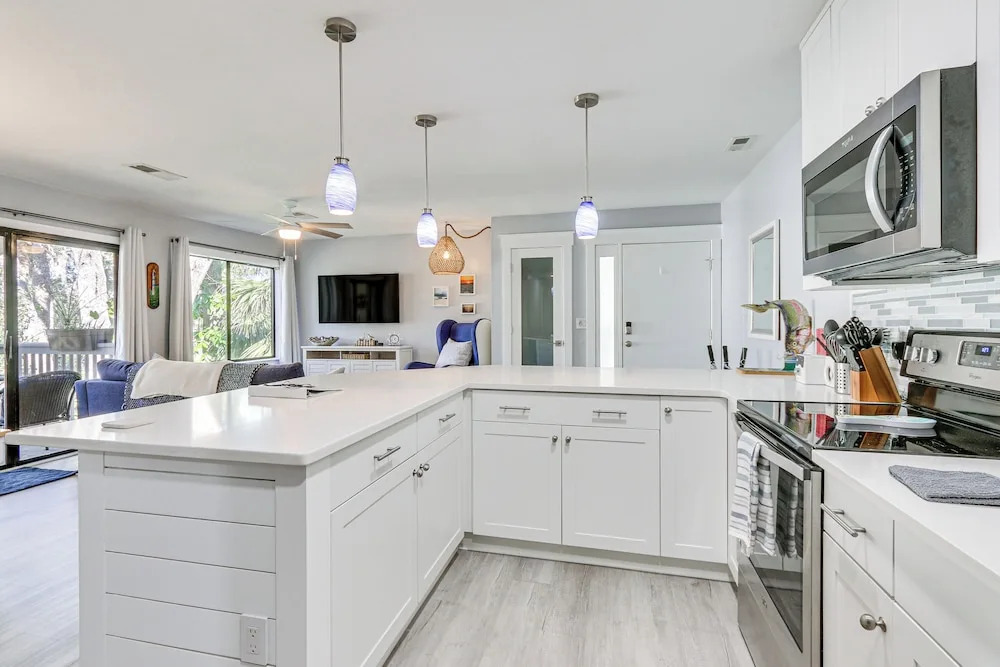 Walk to Coligny Beach: Tropical Hilton Head Condo