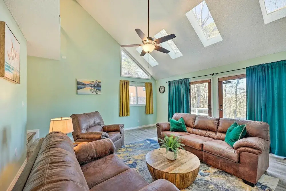 Hot Springs Getaway w/ Beautiful Lake Views