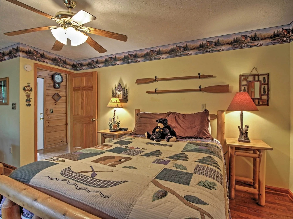 Idyllic Cabin w/ Hot Tub < 2 Mi to Dollywood!