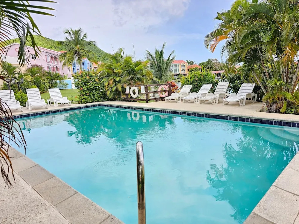 Bay View #7 Is A 2-bed, 3.5-bath Waterfront Townhouse In A Gated Community. 2 Bedroom Townhouse by RedAwning