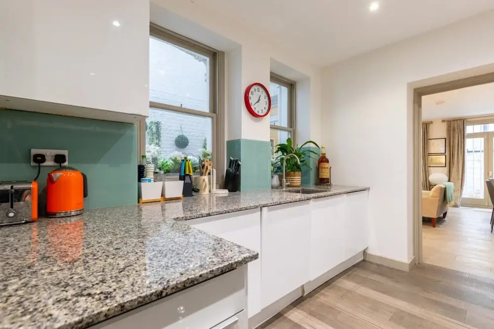 Elegant 2BD Flat 5 Mins to Kensington Gardens!