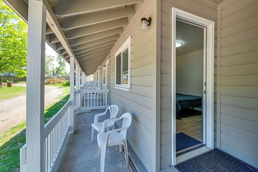 Cozy Room Near Schroon Lake Marina, Town & Beach