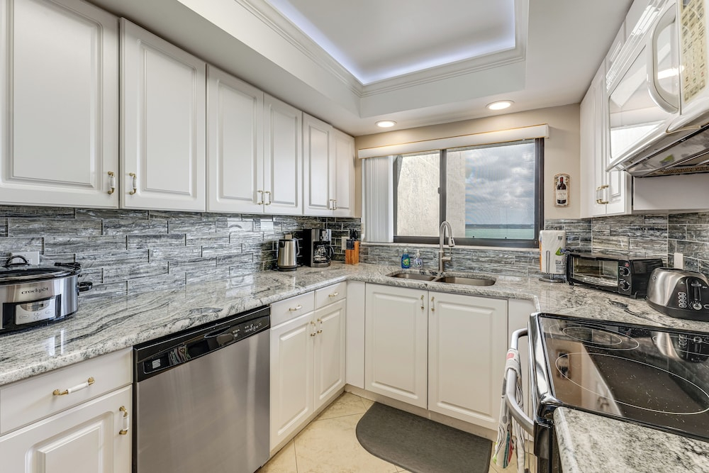 Walk to Sand Key! 11th-floor Clearwater Beach Gem