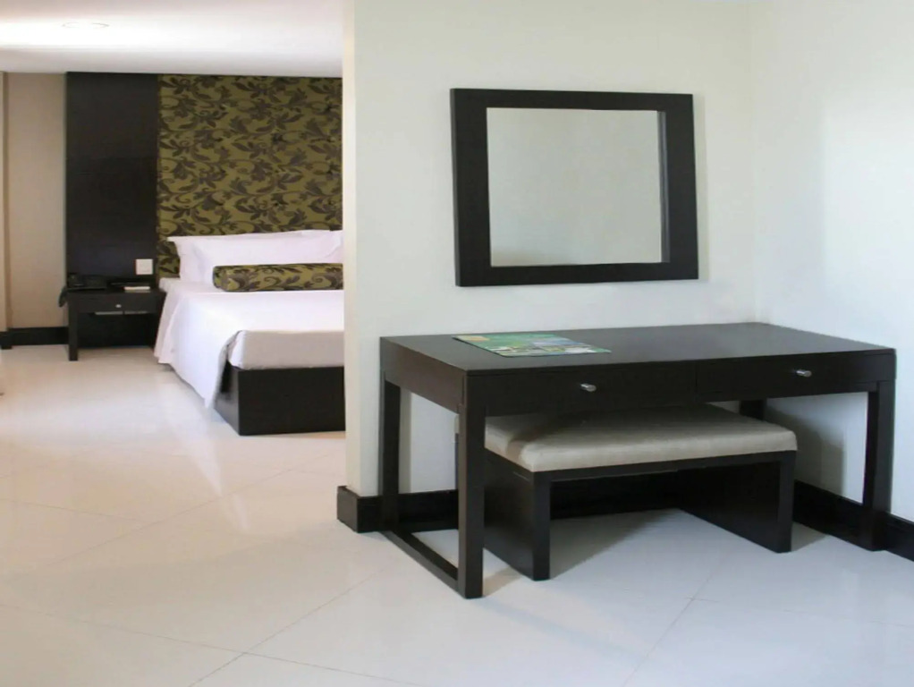 Green Glass Hotel