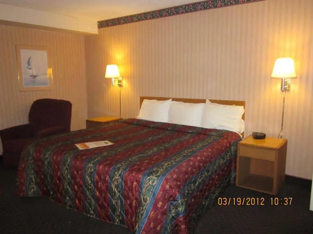 Howard Johnson by Wyndham Saint Joseph Benton Harbor