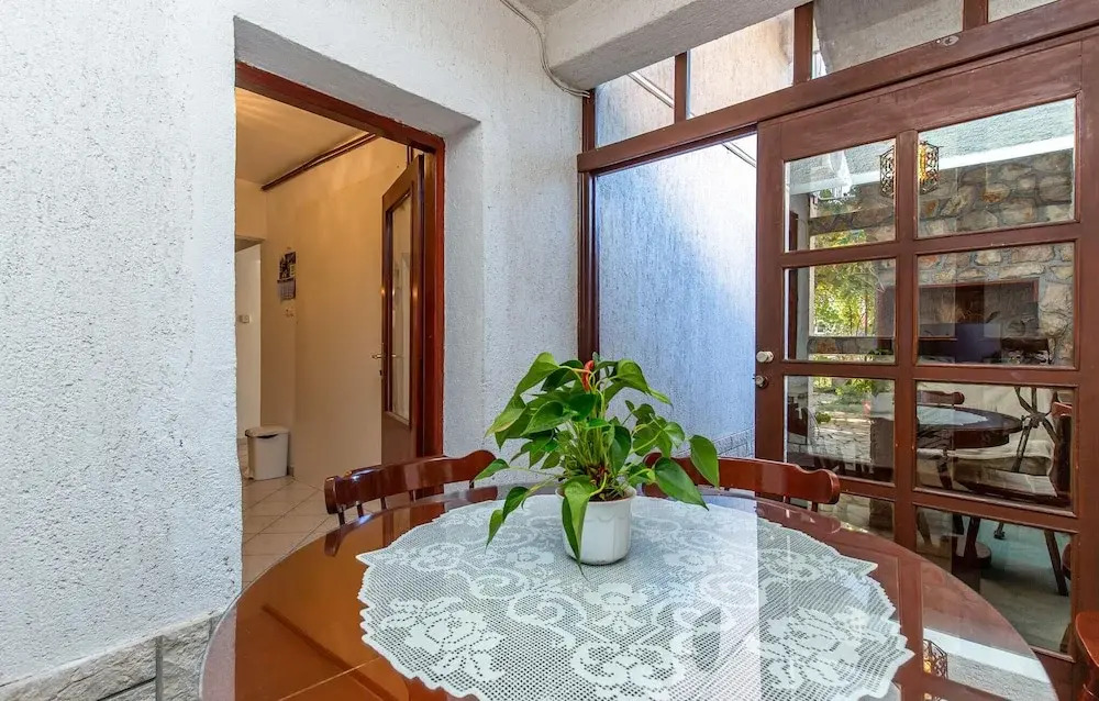 Beautiful apartment in Novi Vinodolski w/ 2 Bedrooms