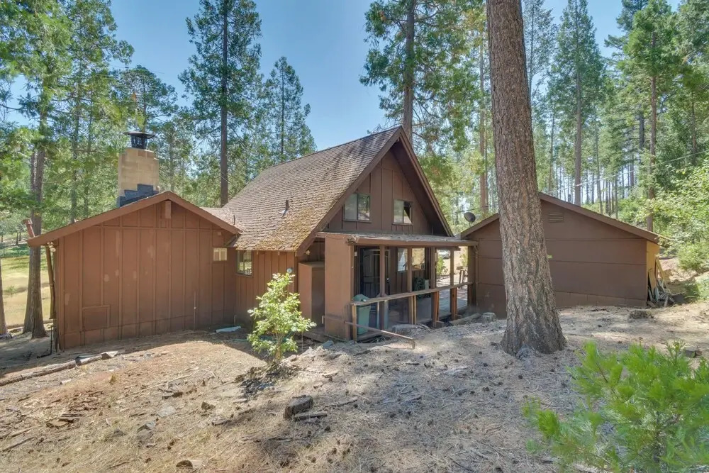 6 Mi to Yosemite National Park: Retreat w/ Deck!