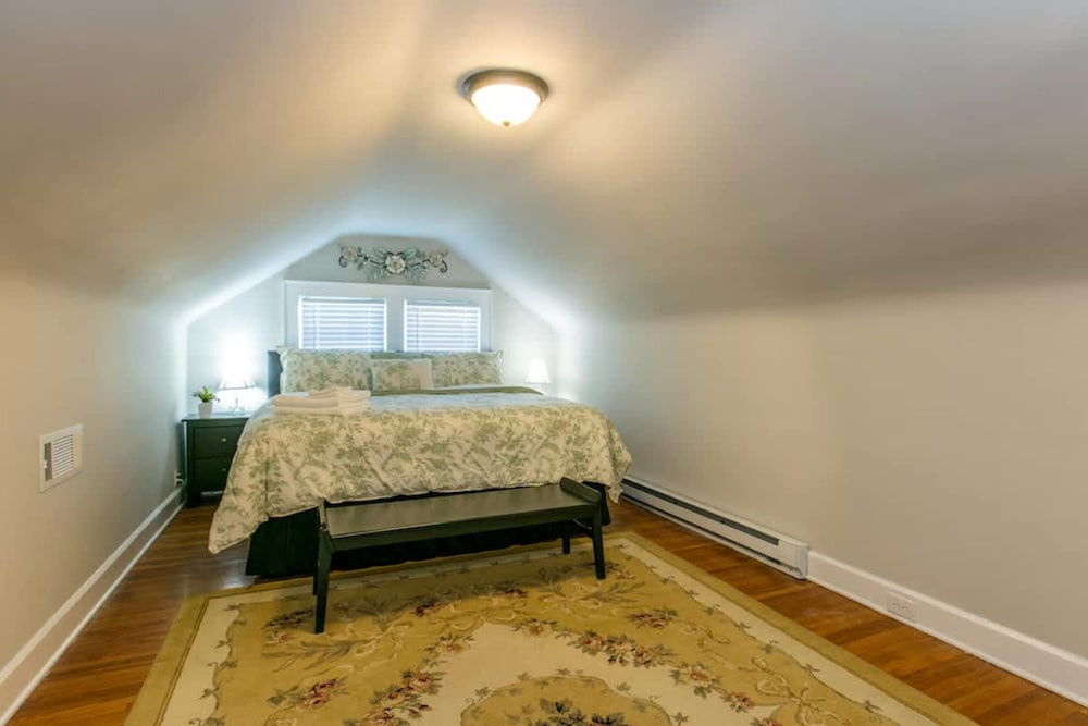 Roomy 5BR Bungalow w Backyard Close to Downtown
