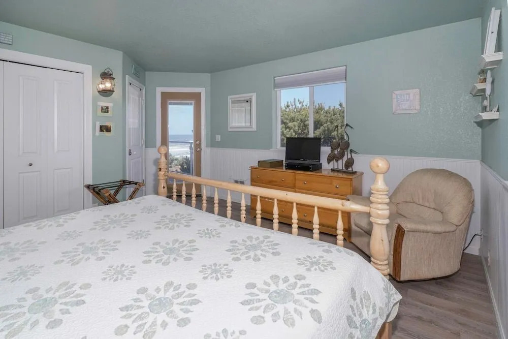 Beverly Beach Overlook for 8 by RedAwning
