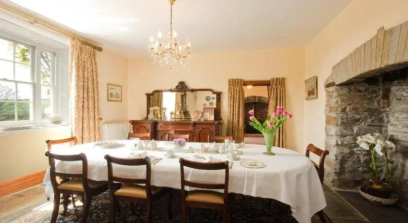 Cadson Manor