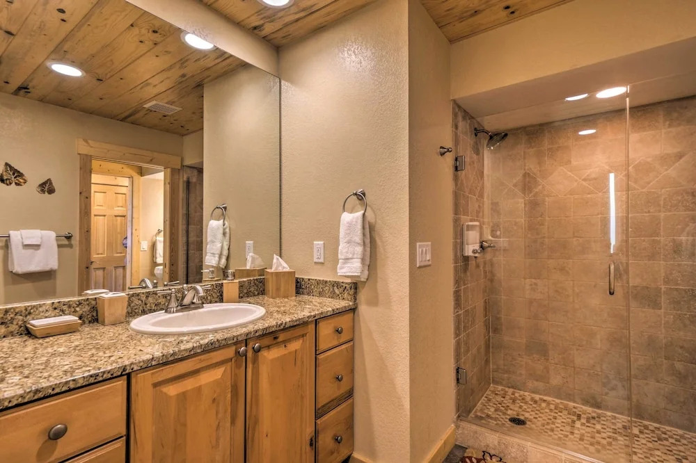 Luxury 4 BR Cabin: 2 King Suites on Shuttle Route