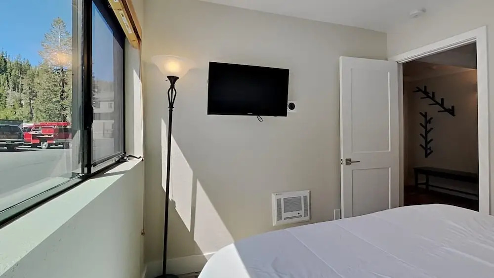 Mountainside 2BR/2BA Just Steps to 3 Spas, Sauna, Pool and Mammoth Mountain!  by RedAwning