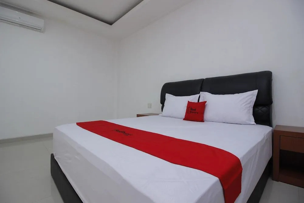 RedDoorz Premium near Stasiun Lenteng Agung