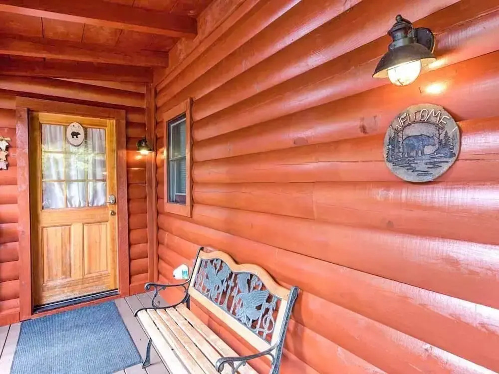Three Bears Cabin 1 Bedroom Home with Hot Tub
