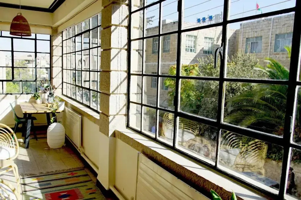 Inspiring 3Bed Unit with Sunny Balcony & Fireplace