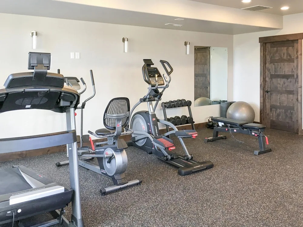 New Listing! Blackstone All-suite W/ Pool & Gym 2 Bedroom Condo