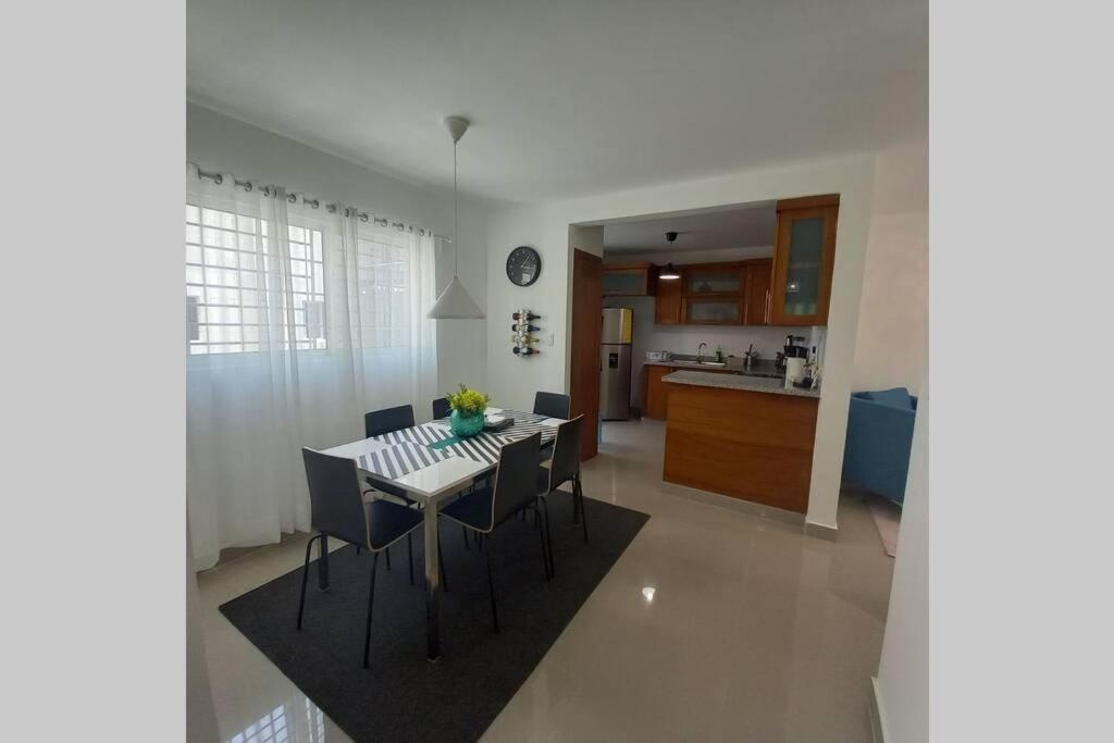 Confortable apartamento de 3 tres habitaciones, con hermosa vista de area verde, ademas de piscinas y juegos infantiles en area recreativa