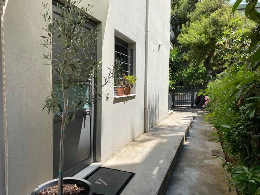 Small Gem Studio Athens, next to metro nomismatokopeio