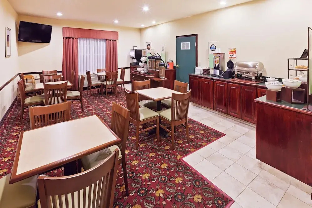 Holiday Inn Express & Suites Tulsa-Catoosa East I-44