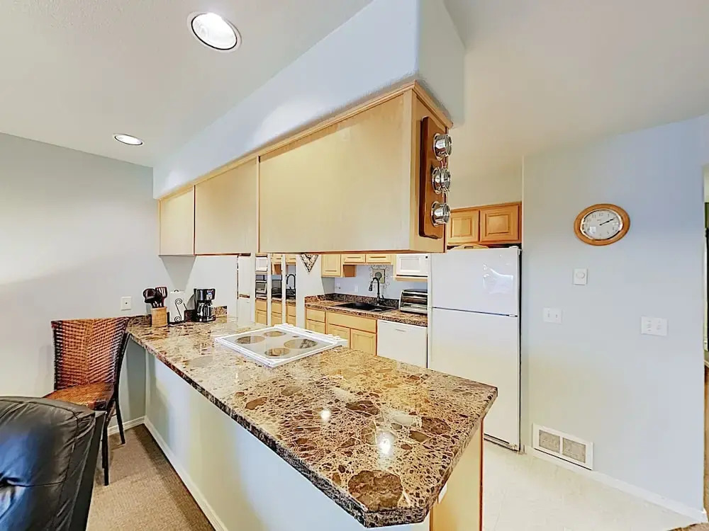 New Listing! Bay-view Beauty W/ Private Balcony 1 Bedroom Condo