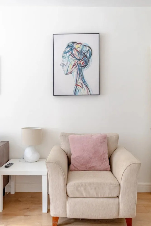Beautifully Presented 2BD Flat W/patio- Kensington