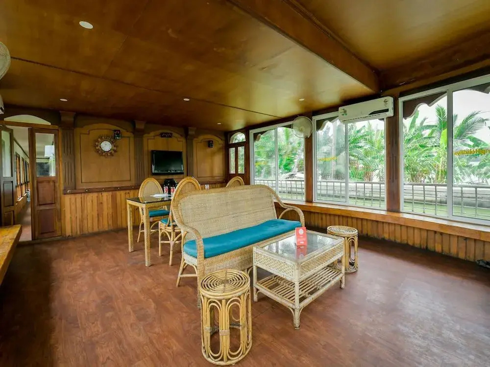OYO 13589 HouseBoat My Trip Deluxe 4 BHK Private