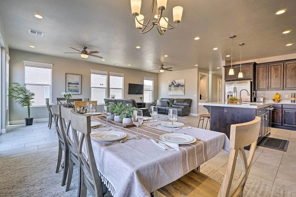 Private Hot Tub & Community Pool: Washington Home!