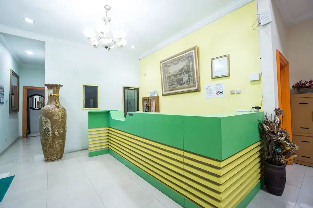Hotel & Kost 37 by OYO Rooms