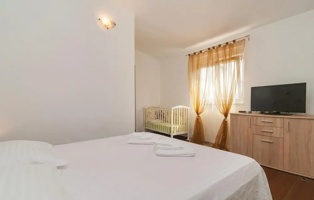 5 Bedroom Cozy Home In Stomorska