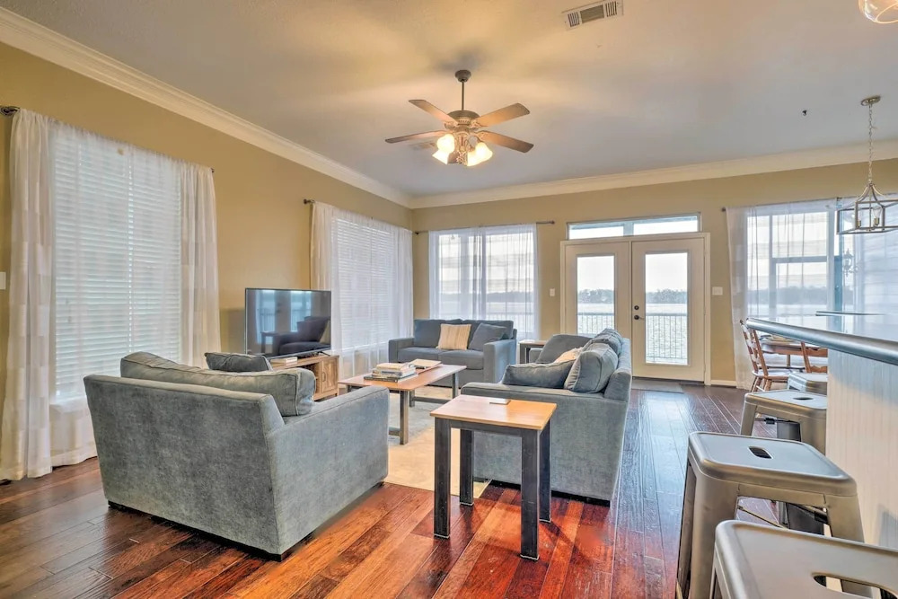 Waterfront Lake Conroe Getaway w/ Multiple Decks