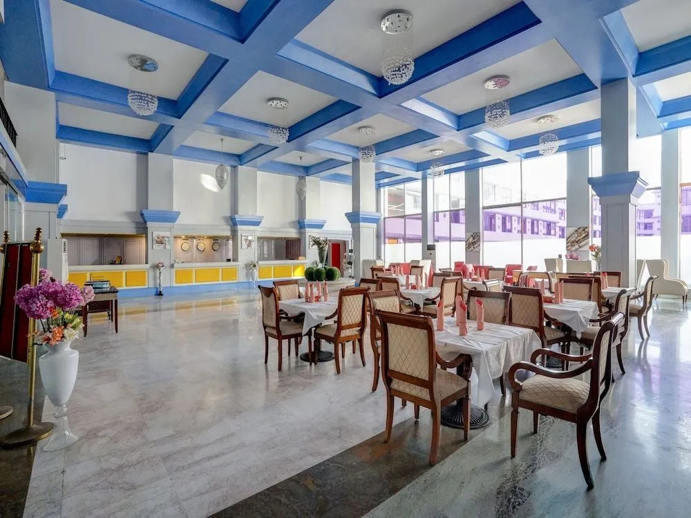 Capital O 29124 Royal Palms Hotel