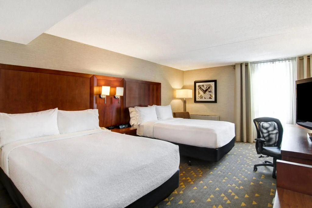 Holiday Inn Oakville Centre by IHG
