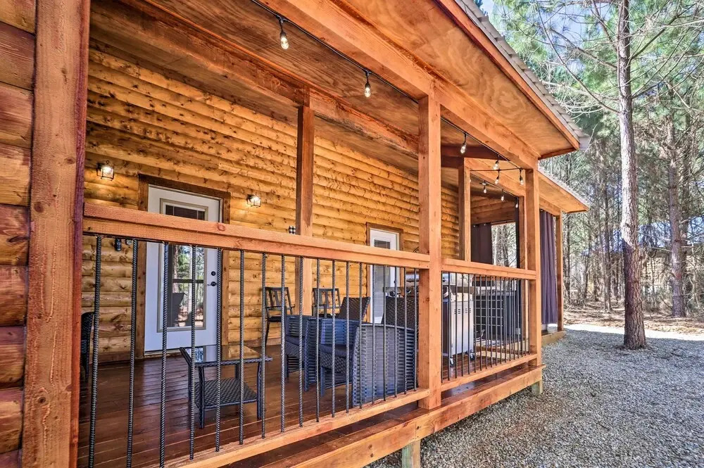 'the Breeze' - Broken Bow Cabin w/ Hot Tub & Deck!