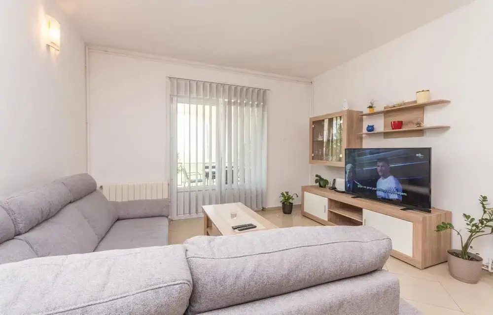 Stunning Home in Nadin With 5 Bedrooms, Wifi and Outdoor Swimming Pool
