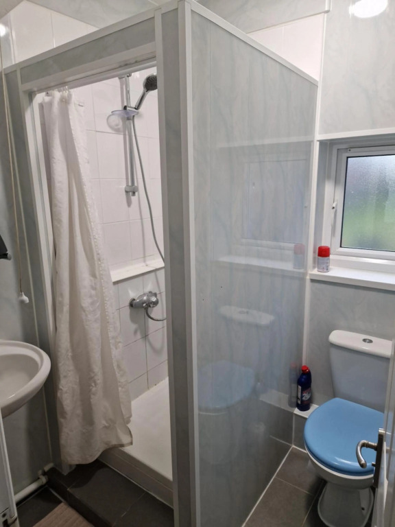 Browning House 3 rooms total 6 beds contractor stay FREE WIFI and Parking