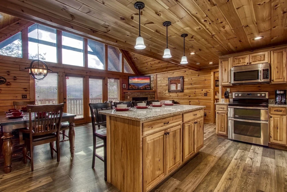 Cub Path Lodge - Luxurious 5/5 With Theatre Room And Mountain Views! 5 Bedroom Cabin by RedAwning