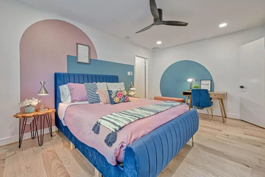 Barefoot in Spring Branch, Modern Chic Home With Private Pool, Gourmet Kitchen
