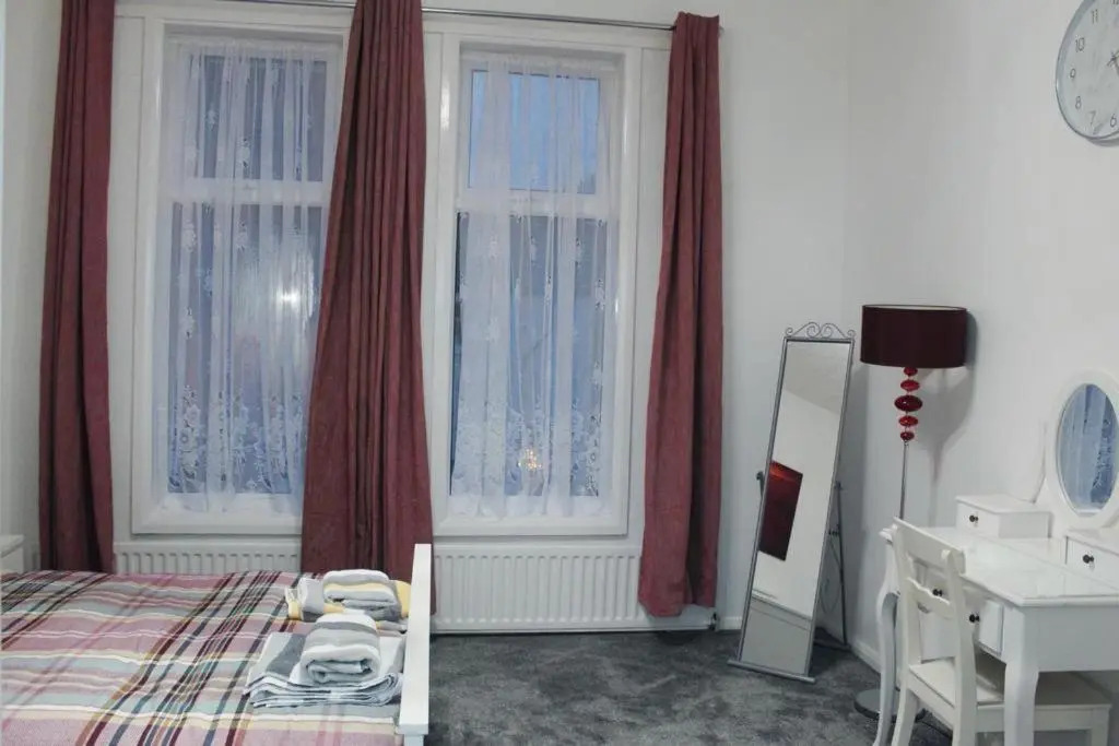 2 Bed 1st Floor Apartment-Own Entrance & Parking
