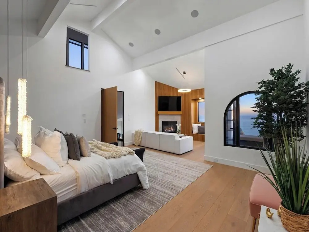 Villa Costera - Tree-lined Tranquility: 3-level Entertainer's Dream