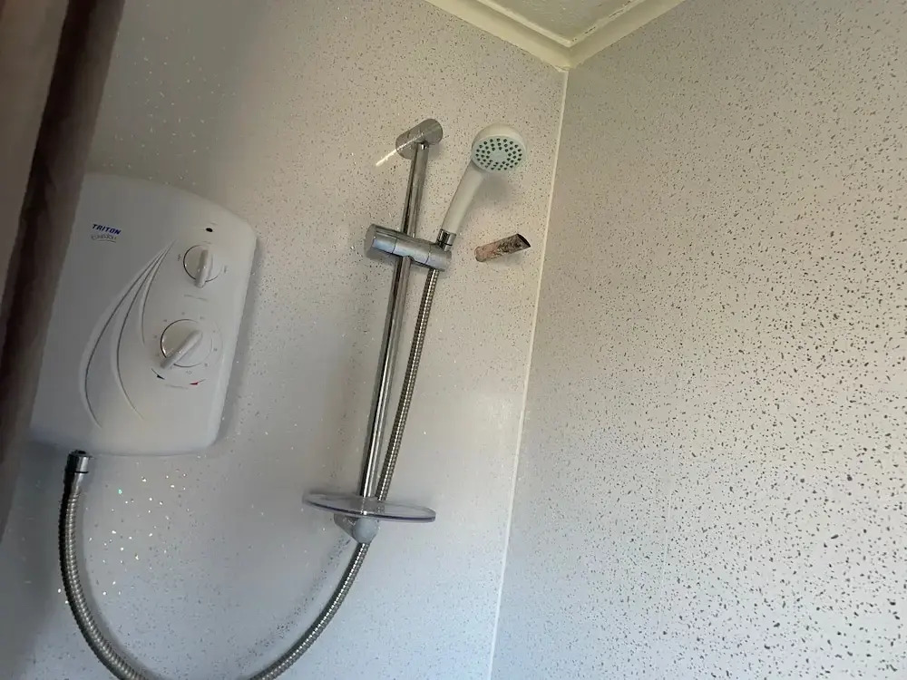 2-bed Seaside Retreat - Sleeps 5 & Parking