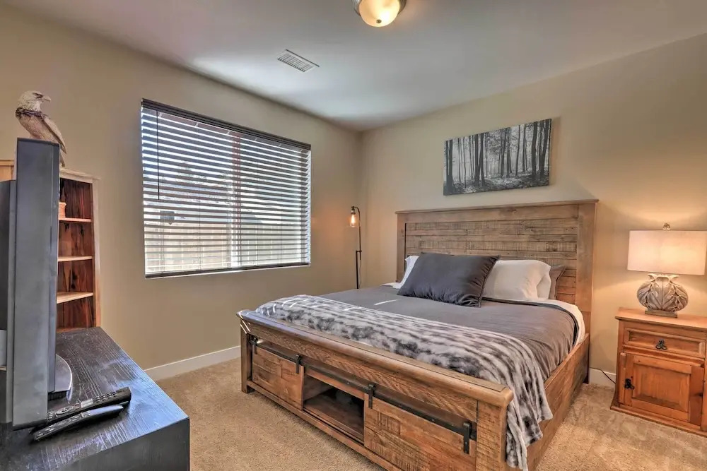 Flagstaff Family Hideaway w/ Guest House!