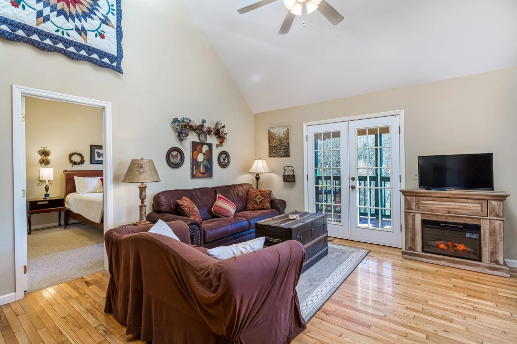 Gatlinburg Getaway Cute Cabin with Mountain Views