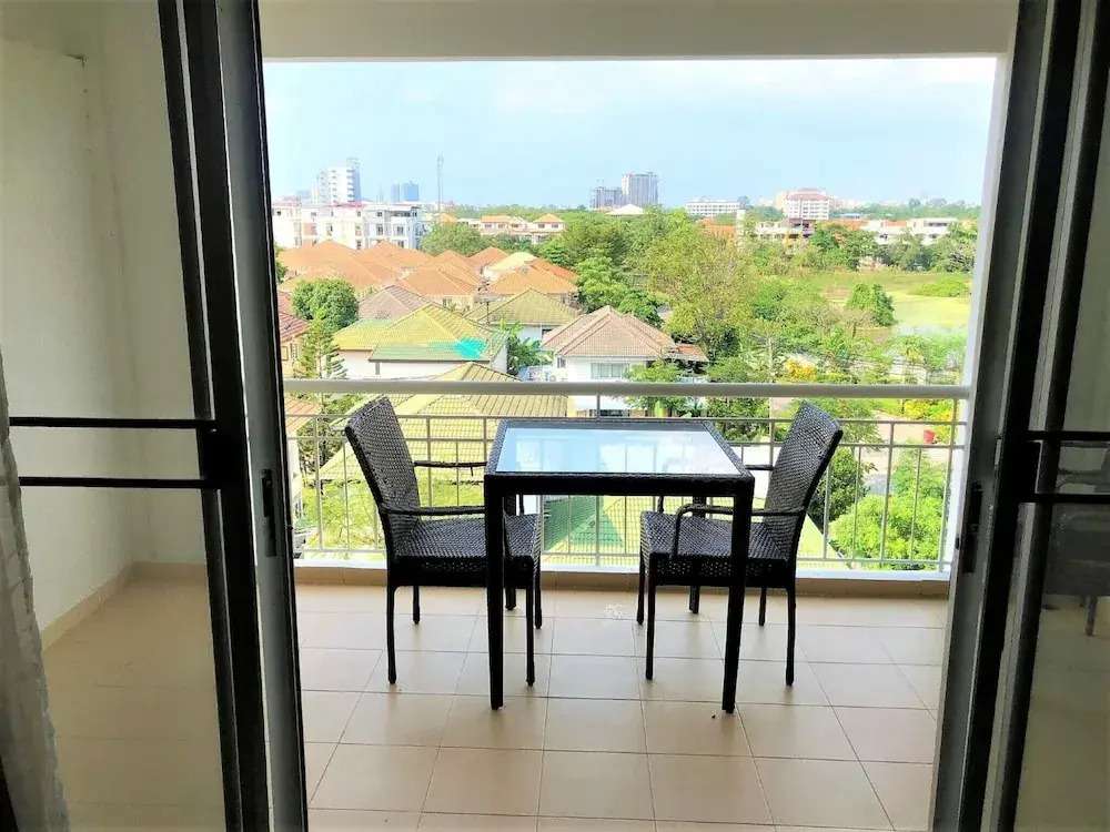 Top Floor Spacious Studio