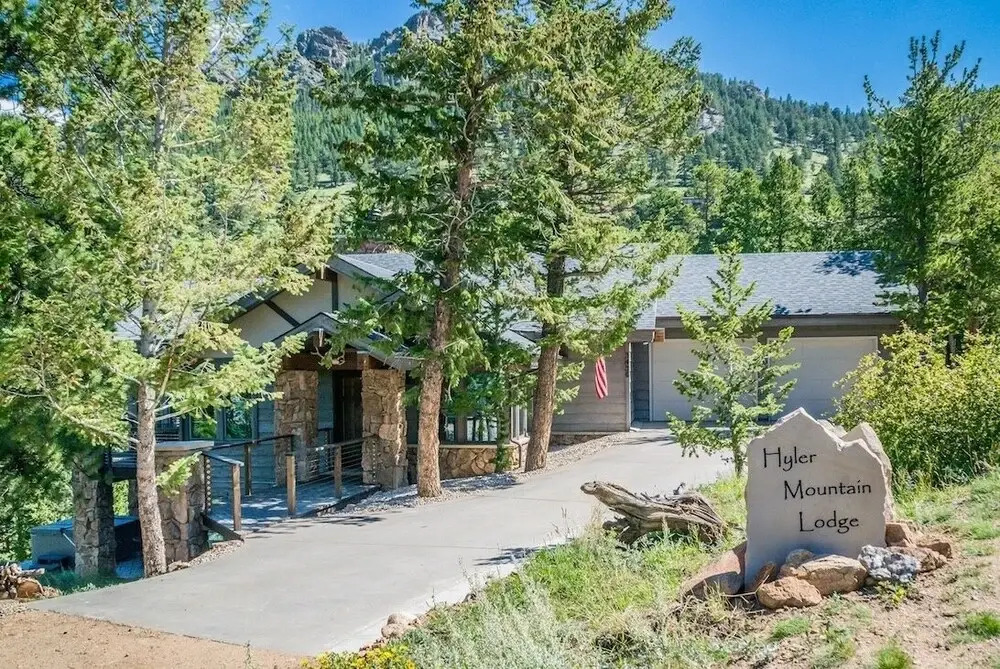 Hyler Mountain Lodge Luxury Vacation  At Windcliff 5 Bedroom Home by RedAwning