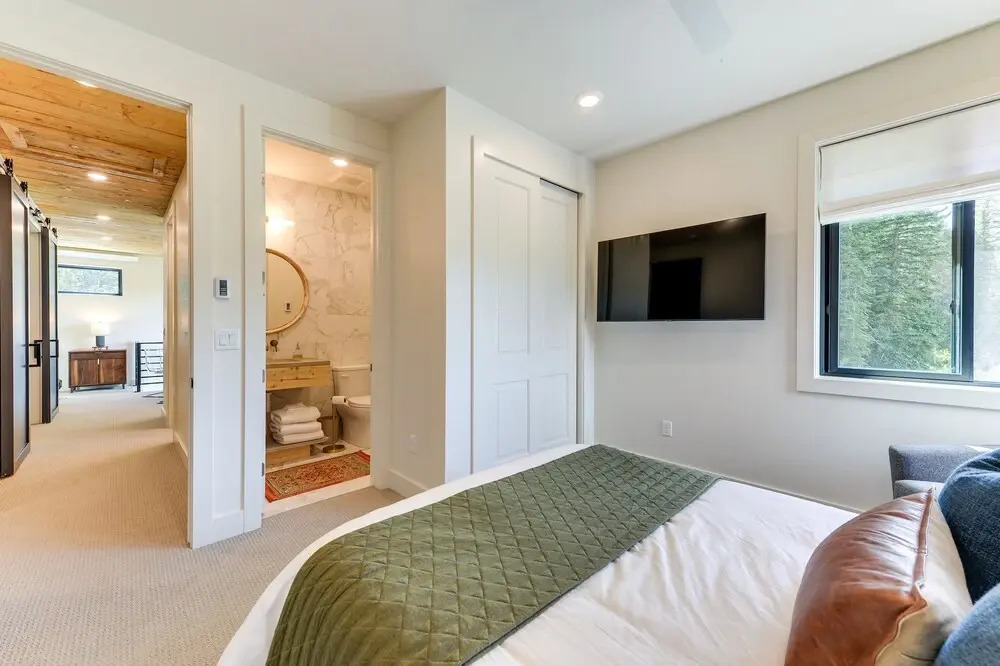 Modern Turnerville Cabin w/ Hot Tub & Scenic Views