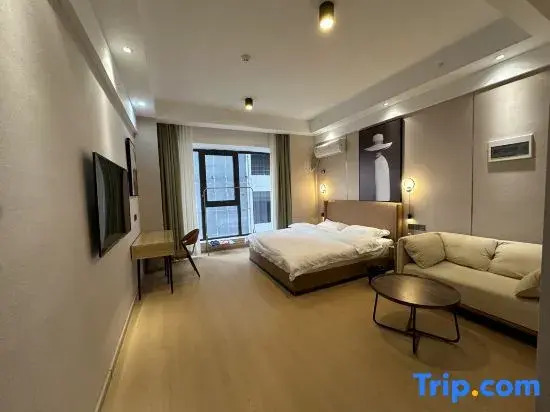Ludao Light Luxury Homestay (Shangqiu Zhonghuan Plaza Railway Station)